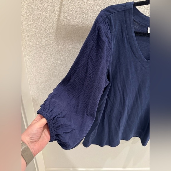 Belle by Kim Gravel mixed media Blue V-Neck Women's Top size medium - Picture 4 of 4